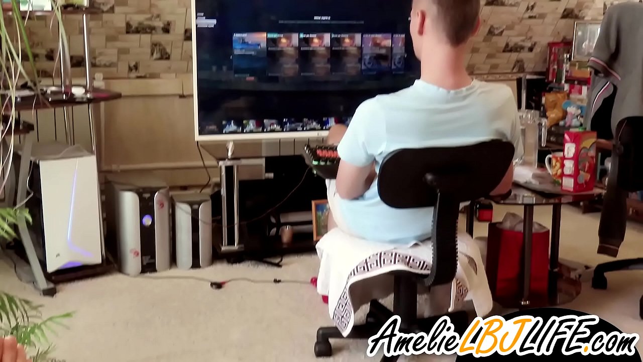 នារី​សម្រេច​កាម​ដោយ​ប្រដាប់​ភេទ​ឲ្យ​មិត្ត​ប្រុស​លេង​ហ្គេម​កុំព្យូទ័រ