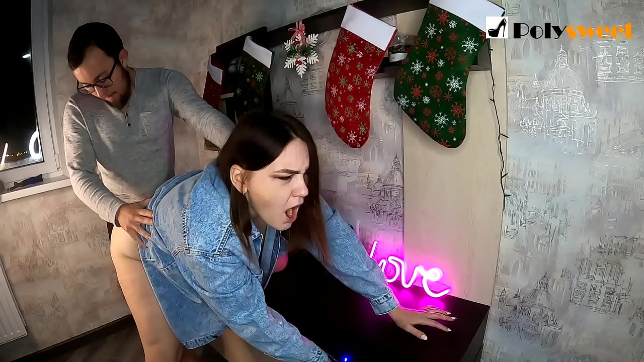 បុរស​ម្នាក់​នេះ​រីករាយ​នឹង​ការ​ថើប​ស្រី​ស្អាត​ដែល​មាន​កន្ទុយ​សេះ​នៅ​នឹង​លា​ដោយ​មាត់​និង​ឌុក