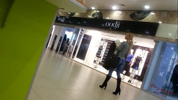 មាន់ត្រជាក់នៅក្នុងផ្សារទំនើប។